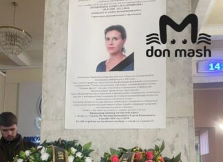 В ДГТУ организовали стихийный мемориал в память об умершей сотруднице стихийный мемориал в память о Ларисе Литвиченко в ДГТУ // фото: телеграм-канал Don Mash