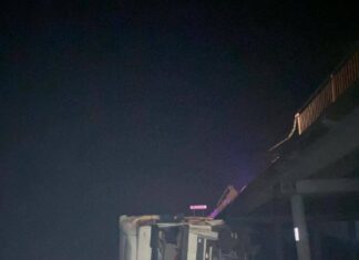 В Ростовской области фура упала с моста