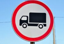 До 1 октября остановлена работа грузового каркаса в Ростове знак "Проезд грузового транспорта запрещен" // фото: телеграм-канал администрации Иркутска, baikal.mk.ru