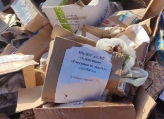 В Пролетарске военные выбросили гумпомощь на свалку гумпомощь нашли на свалке в Пролетарске // фото: телеграм-канал "Наша неделя. Пролетарск"