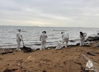 Мазут после крушения танкеров может попасть в Азовское море ликвидации последствия разлива нефтепродуктов // фото: 82.mchs.gov.ru