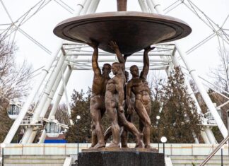 На Театральной площади в Ростове запустят фонтан «Атланты» после ремонта фонтан "Атланты" на Театральной площади // фото: rostov-gorod.ru