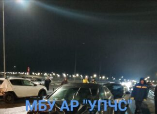 Под Ростовом столкнулись 11 машин из-за гололеда массовая авария на М-4 "Дон" // фото: МБУ АР "УПЧС" Аксайского района