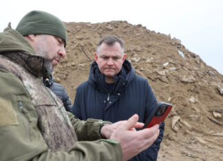 В Семикаракорск завезли 36 самосвалов песка с мазутом из Анапы Юрий Слюсарь в Семикаракорске на фоне загрязненного песка из Анапы // фото: donland.ru