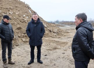 Юрий Слюсарь рассказал, что будет с грязным песком из Анапы Юрий Слюсарь на мусорном полигоне с загрязненным мазутом песком из Анапы // фото: donland.ru
