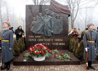 В Ростове открыли памятник героям-молодогвардейцам В сквере Сергея Тюленина открыли памятник молодогвардейцам // фото: donland.ru