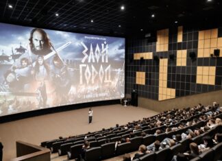Сбер провел для студентов эксклюзивный премьерный показ фильма «Злой город» кинопоказ фильма "Злой город" // фото: Евгений Чистяков, пресс-служба Сбера