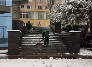 В Ростове последствия снегопада убирают 700 дворников и 170 спецмашин В Ростове убирают набережную после снегопада // фото: пресс-служба администрации города