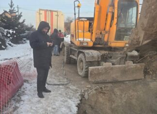 В Ростове из-за аварии на теплотрассе в 350 МКД ограничена подача тепла ремонт порыва на теплотрассе Толмачева // фото: телеграм-канал и.о. министра ЖКХ региона Сергея Орлова