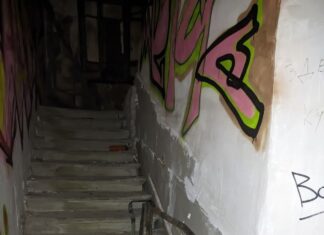 В Ростове вандалы срезали исторические перила // фото: Тютина