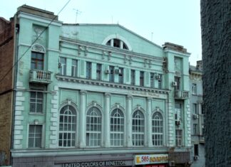 В историческом здании на Садовой загорелся чердак доходной дом Марии Черновой на Садовой в Ростове// фото: commons.wikimedia.org