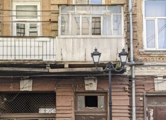 Из Ростовского дома-памятника архитектуры выносят имущество // фото: Тютина