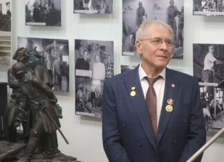 Юрий Слюсарь поздравил скульптора Сергея Олешню с наградой // фото: Официальный портал Правительства Ростовской области