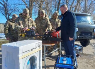 Правительство региона направило партию военно-технической помощи военнослужащим замгубернатора Ростовской области Вадим Артемов передает военным технику // фото: donland.ru