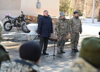 «Единая Россия» передала мотоциклы бойцам разведывательно-штурмовой казачьей бригады «Дон» Александр Ищенко и депутаты «Единой России» передали мотоциклы бойцам разведывательно-штурмовой казачьей бригады «Дон» //Фото пресс-службы регионального ростовского отделения партии «Единая Россия»