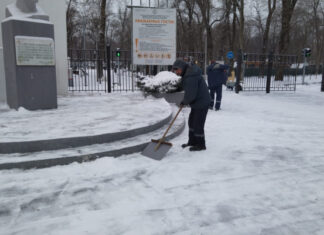 В Ростове продолжают убирать город после снегопада уборка снега в Ростове // фото: rostov-gorod.ru