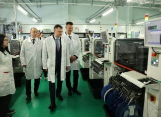 Слюсарь открыл завод компьютерной техники в Ростове Юрий Слюсарь на открытии завода Бештау // фото: telegram-канал Юрий Слюсарь