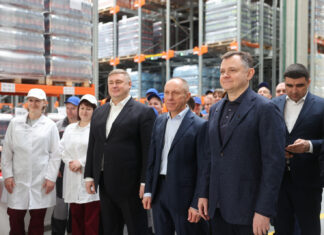 Слюсарь открыл завод безалкогольных напитков в Аксайском районе Юрий Слюсарь на открытии завода // Фото: Администрация Ростова