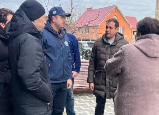 «Единая Россия» помогает устранить последствия атаки БПЛА на жилой дом по Горсоветской в Ростове «Единая Россия» помогает устранить последствия атаки БПЛА на жилой дом по Горсоветской в Ростове //Фото пресс-службы РРО партии "Единая Россия"