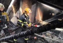 В майские праздники на Дону увеличится число дежурных спасателей пожарные тушат кровли загоревшихся зданий на Буденновском // фото: пресс-служба МЧС по Ростовской области