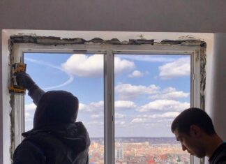 В семи квартирах на Горсоветской вставили окна, выбитые из-за атаки БПЛА замена окон на Горсоветской // фото: телеграм-канал Александра Скрябина