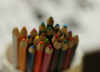 В Ростове стартовал патриотический конкурс «Герой моего Отечества» Карандаши для рисования // Фото Unsplash / Tanbir Mahmud