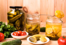 Почти половина ростовчан делает заготовки из дачного урожая соленья // фото: freepik.com