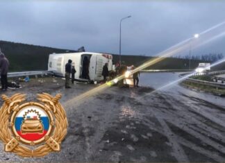 Три человека пострадали из-за опрокидывания автобуса Москва-Геническ под Ростовом