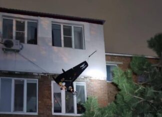 В Аксае украинский дрон повис на металлических тросах времен СССР БПЛА Аксай // фото: телеграм-канал "Блокнот Ростов