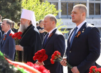 Память героев Великой Отечественной войны почтили в Ростове цветы к мемориальному комплексу Павшим воинам // фото: Администрация города Ростов-на-Дону