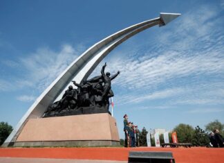 Сбер помог отреставрировать монумент «Штурм» в Кумженской роще момент "Штурм" помог отреставрировать Сбер // фото: Евгений Чистяков