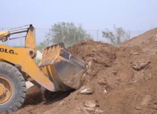 В Семикаракорске вывезли более 550 тонн загрязненного мазутом песка мазутный песок // фото: Скриншот видео в Tlegram-канале Михаила Фишкина