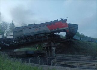 В Курской области рухнул мост под локомотивом обрушился мост под локомотивом // фото: Telegram-канал Александра Хинштейна