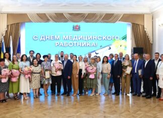 Мэр Ростова наградил врачей ко Дню медработника вручение наград медработникам // фото: Telegram-канал Александра Скрябина