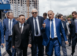 В Ростове стройплощадку школы в «Левобережье» посетил министр строительства и ЖКХ РФ Ирек Файзуллин В Ростове стройплощадку школы в «Левобережье» посетил министр строительства и ЖКХ РФ Ирек Файзуллин //Фото пресс-службы ГК «ЮгСтройИнвест»