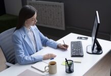 В 2025 году «дружный коллектив» и «переработки» отпугивают соискателей соискатели ценят уютное рабочее место и не любят большие открытые офисные пространства // фото: freepik.com