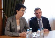 Власти Ростовской области признали проблемы с вывозом зерна через Азовское море новый министр сельского хозяйства Анна Касьяненко с главой региона Юрием Слюсарем // фото: телеграм-канал Юрия Слюсаря