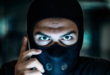 Мошенники выманили у пенсионерки из Новочеркасска более 4 миллионов рублей мошенник // фото: сгенерировано с помощью нейросети GigaChat от Сбера