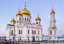 Петровский вступился за танцевавших у собора ростовчанок Петровский вступился за танцевавших у собора ростовчанок