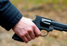Пьяный мужчина с пневматическим пистолетом ограбил студента в Таганроге