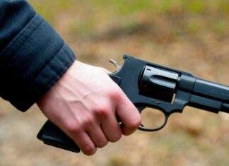 Пьяный мужчина с пневматическим пистолетом ограбил студента в Таганроге