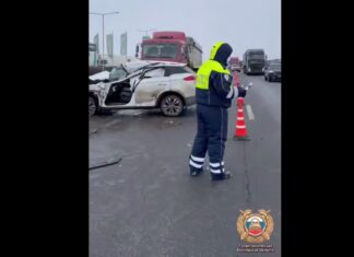 Полоса движения на трассе М-4 в районе выезда из Новошахтинска перекрыта