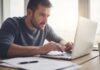Работа за компьютером //Иллюстрация GigaChat