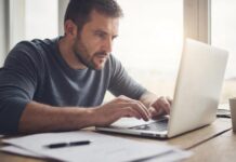 56% ростовчан планируют подрабатывать летом Работа за компьютером //Иллюстрация GigaChat