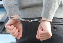 Жительница Шахт украла у шахтеров 70 млн рублей и получила 7 лет колонии Наручники // Фото с сайта https://pxhere.com/