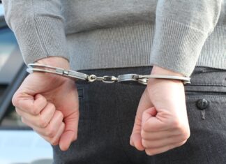 В международный розыск объявили бывшего заместителя губернатора Ростовской области Наручники // Фото с сайта https://pxhere.com/