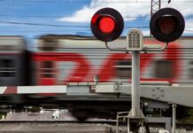 В Ростове поезд протаранил легковушку на переезде Железнодорожный переезд //Фото пресс-службы СКЖД