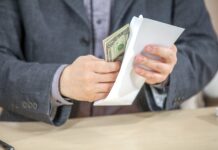 Ростовского полицейского из отдела по борьбе с коррупцией отправили в колонию Взятка // Фото с сайта https://ru.freepik.com