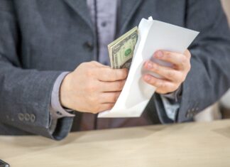 В Ростовской области средняя сумма взятки составила полмиллиона рублей Взятка // Фото с сайта https://ru.freepik.com