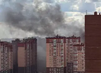 В Ростове разгорелся пожар рядом со стройкой на Вересаева